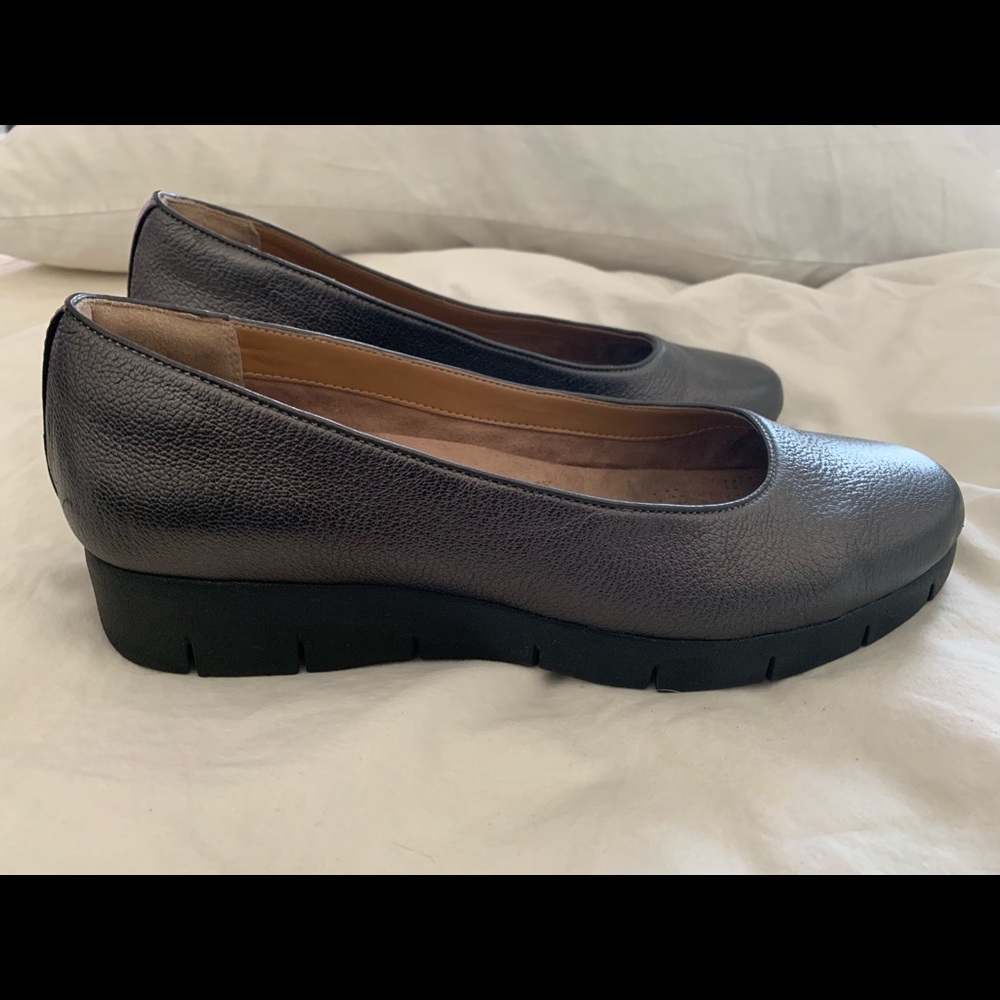 Clarks Size 10 Pewter Leather Flats